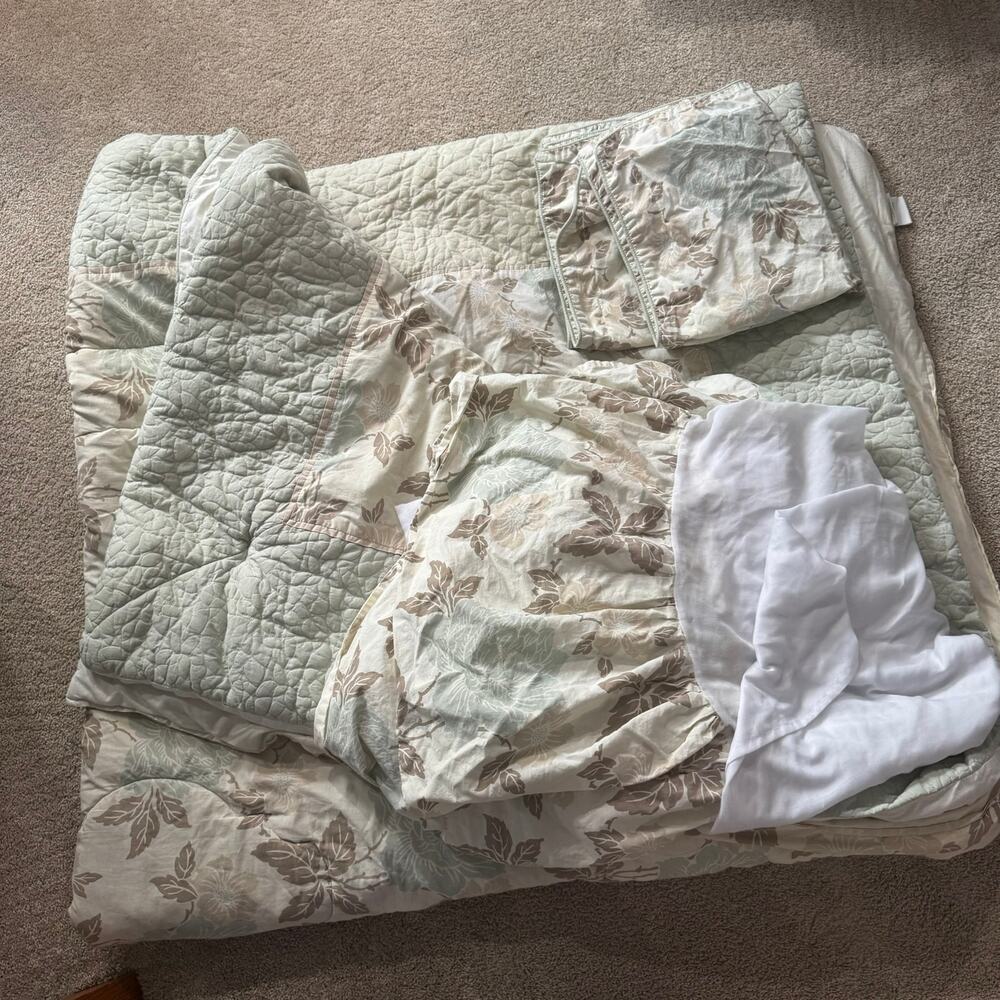 Laura Ashley Lifestyles Queen Size Muted Florals Comforter & 2 Pillow Shams